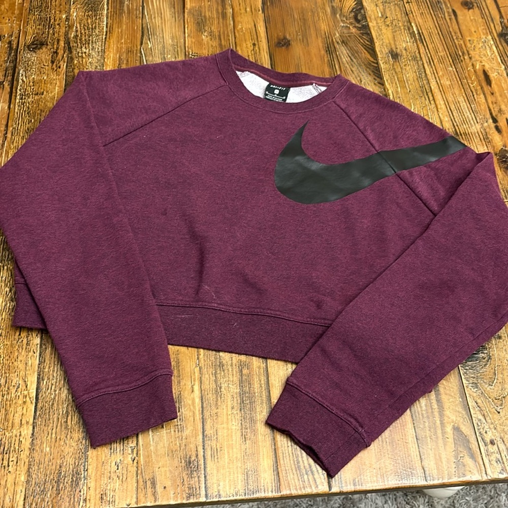 Woman’s purple NIKE cropped Sweatshirt